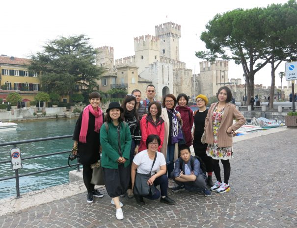 Group picture in front of the castle of Sirmione